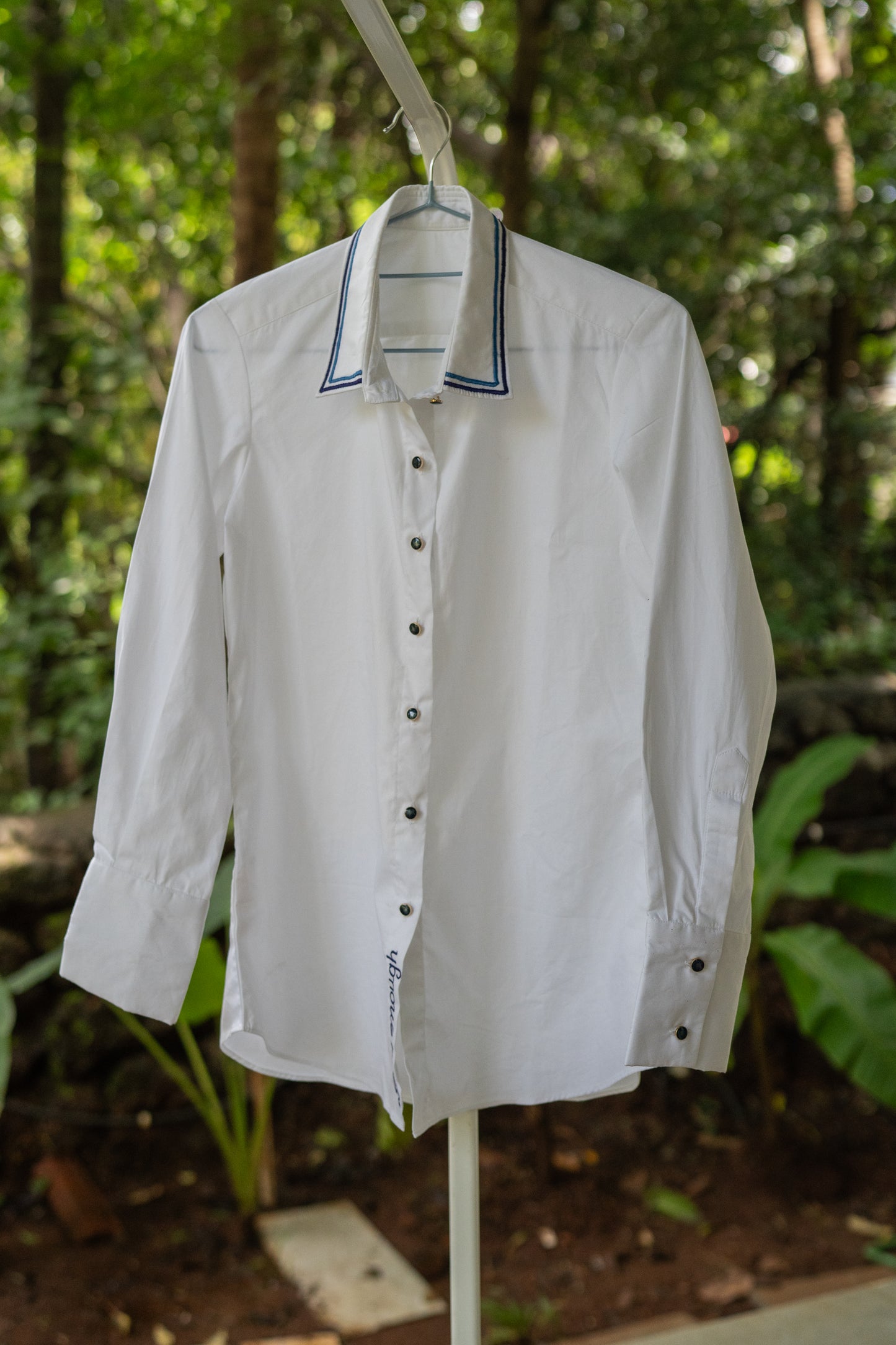 ACCENTED COLLAR WHITE SHIRT